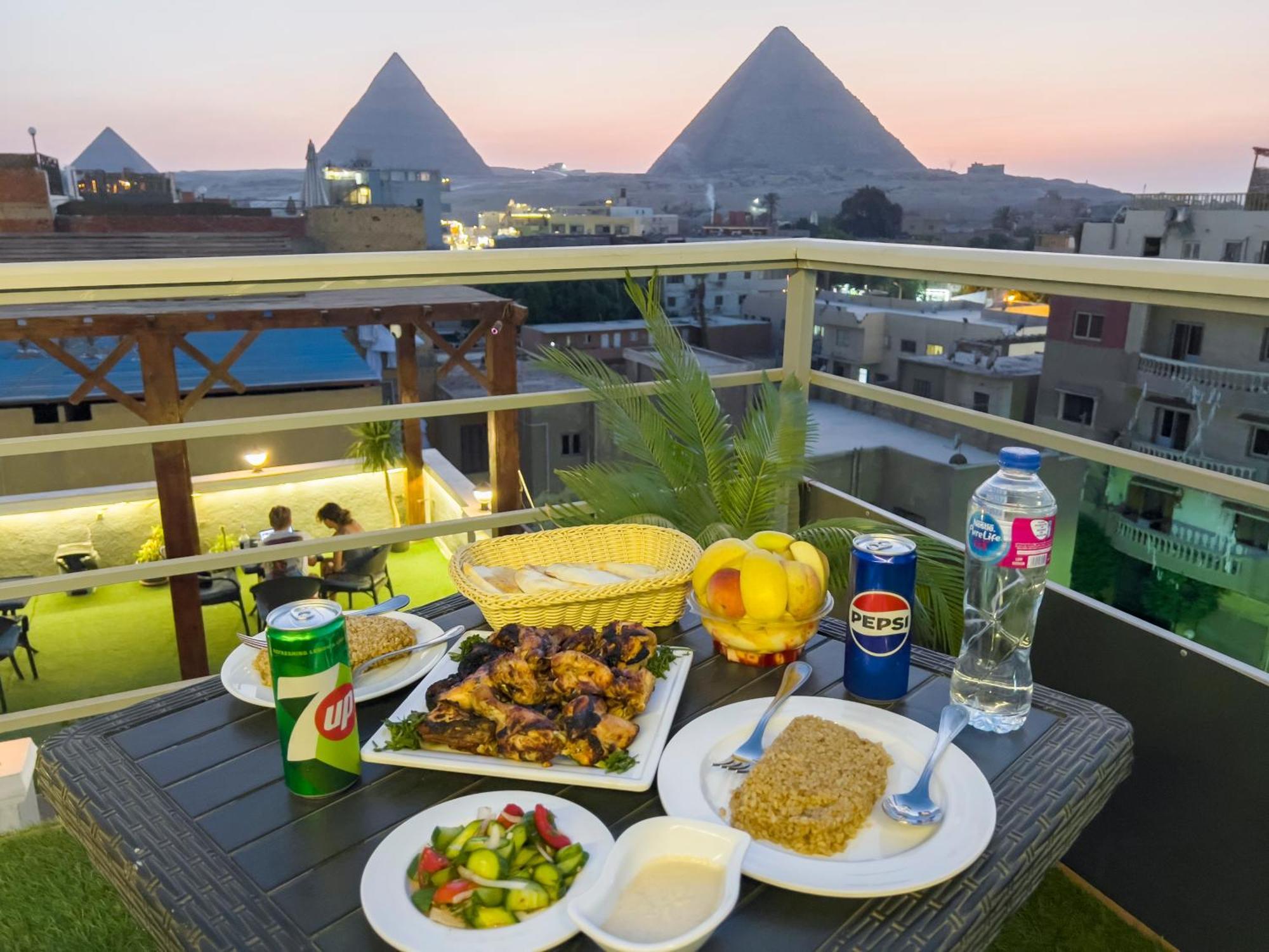 The Pyramids Gate Inn Kafret el-Gabal Eksteriør billede